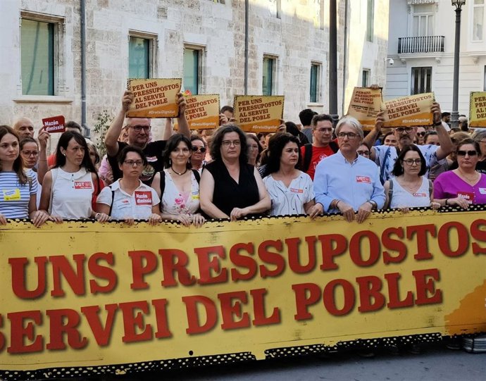 Concentración de entidades sociales y civiles frente a Les Corts Valencianes