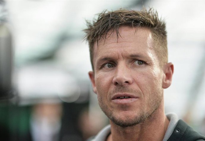 Archivo - FILED - 14 October 2013, Austria, Salzburg: Austrian skydiver and daredevil Felix Baumgartner speaks during an interview. The Austrian extreme sportsman Felix Baumgartner has died during a paragliding jump, according to the Italian fire departme