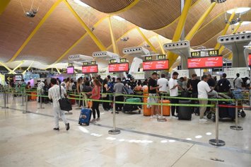 Pasajeros esperan en la entrada de la Terminal 4 de Barajas durante el colapso por falta de personal, a 2 de julio de 2025, en Madrid (España). 
