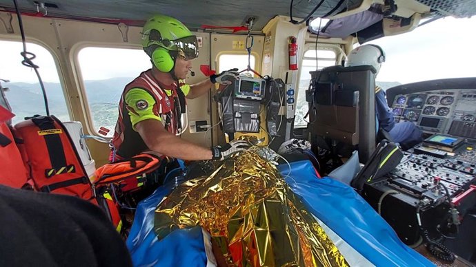 El helicóptero rescata a un hombre de Sonabia que fue sacado del agua con síntomas de preahogamiento