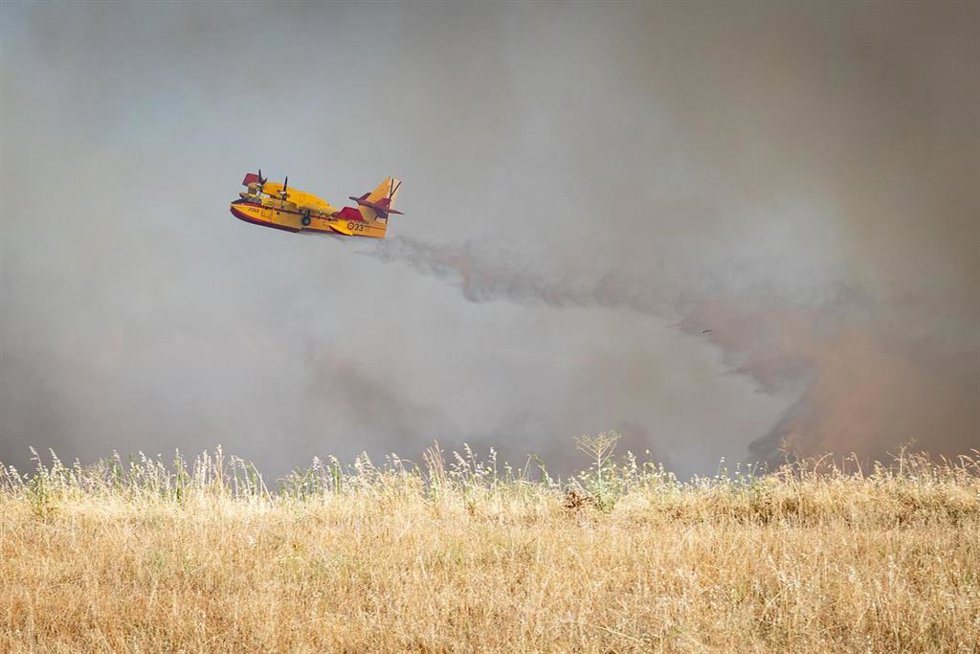 Un hidroavión trata de apagar el incendio forestal originado en Méntrida.