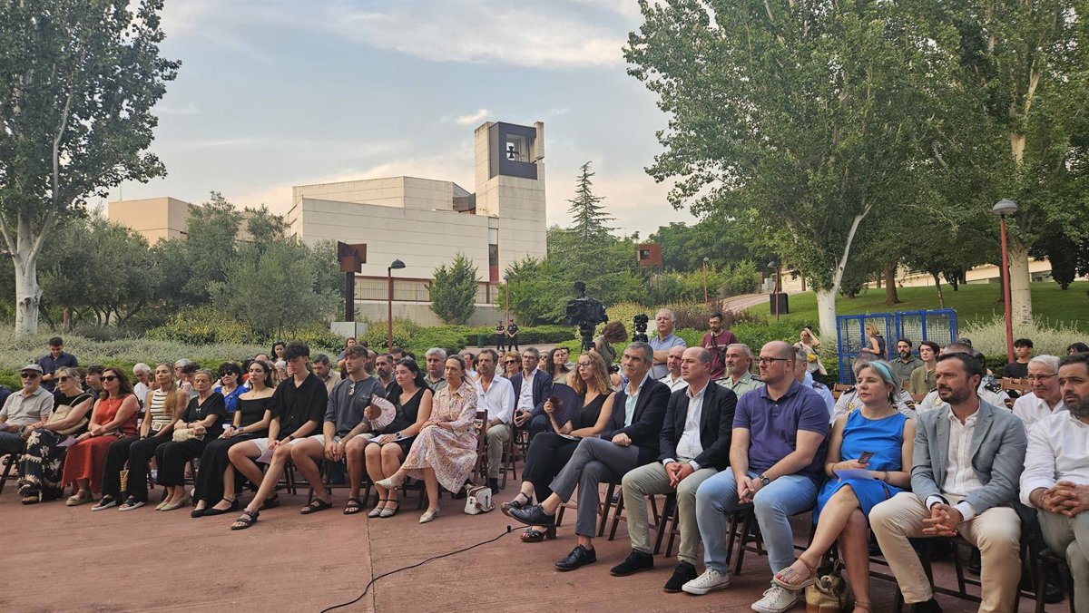 Silencio, flores y música homenajean a los 11 fallecidos en el incendio de Riba de Saelices en su vigésimio aniversario
