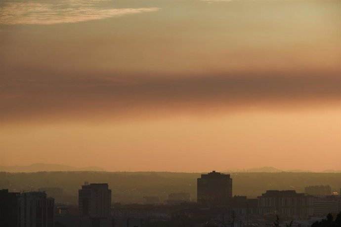 Atardecer con nubes y humo, a 17 de julio de 2025, en Madrid (España).
