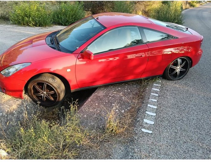 Coche accidentado en el Camino de San Isidro de Cuenca.