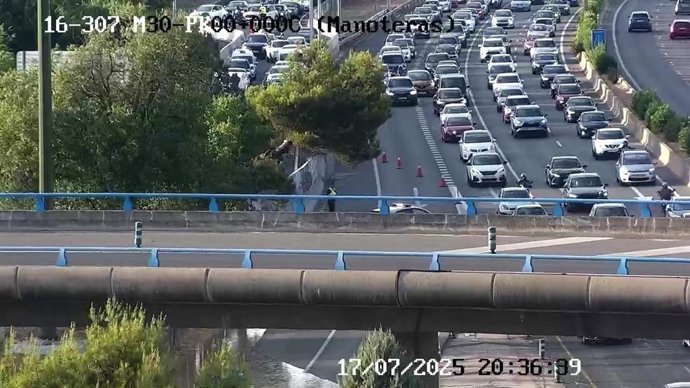 Una incidencia en una tubería en el nudo de Manoteras provoca cortes y retenciones en la M-30