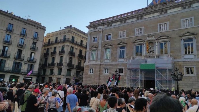 Asistentes a la concentración en plaza Sant Jaume