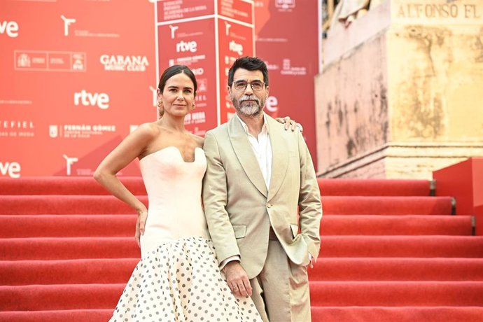 La presentadora Elena S. Sánchez y el periodista Rafael Muñoz posan en la alfombra roja de la II edición de los Premios Academia de la Moda Española que tiene lugar en la Biblioteca Nacional de España, a 17 de julio de 2025, en Madrid (España).
