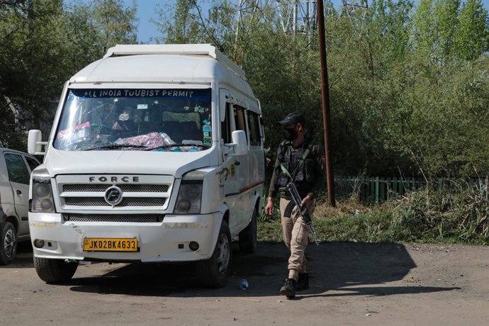 Archivo - April 6, 2022, Srinagar, Jammu and Kashmir, India: A Indian police personnel inspect a tourist vehicle at the site of suspected blast in which a driver lost his life at the Famous Tulip Garden in Srinagar. The Resistance Front (TRF), a shadow ou