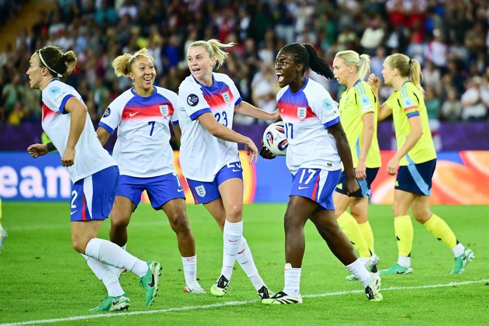17 July 2025, Switzerland, Zurich: England's Michelle Agyemang (R) celebrates with her teammates their side's second goal of the game during the UEFA Women's Euro 2025 quarter-final soccer match between Sweden and England at Stadion Letzigrund. Photo: S