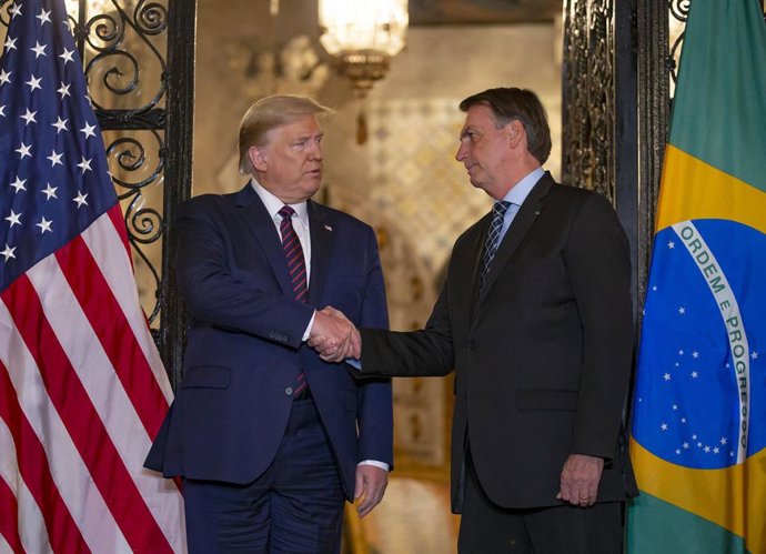 Archivo - 13 de março de 2020, EUA: O presidente Donald Trump com o presidente brasileiro Jair Bolsonaro em Mar-a-Lago, em Palm Beach, Flórida, em 7 de março de 2020. Bolsonaro disse que seu teste de coronavírus deu negativo.