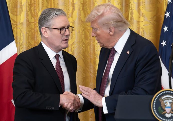 Archivo - 27 de fevereiro de 2025, Washington, Distrito de Columbia, EUA: O presidente dos Estados Unidos, Donald J. Trump, e o primeiro-ministro do Reino Unido, Keir Starmer, apertam as mãos ao concluírem uma coletiva de imprensa conjunta no Salão Leste 