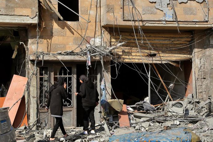 Archivo - Vista de los escombros de una vivienda bombardeada por Israel en Tiro, Líbano