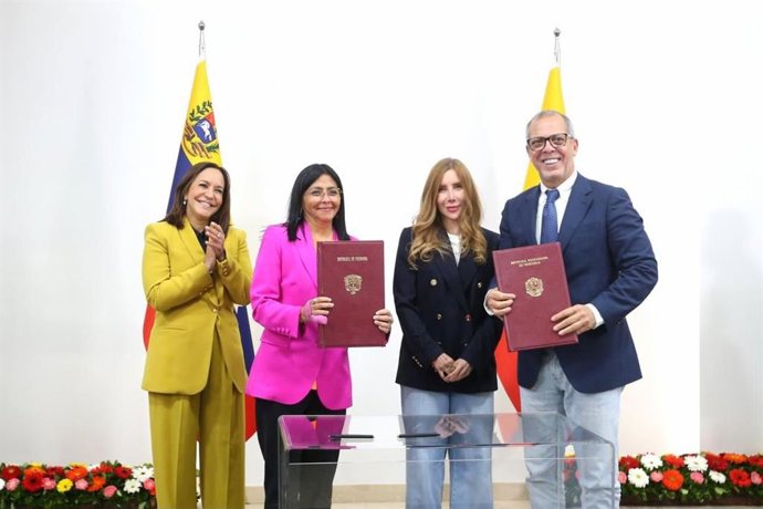 La vicepresidenta de Venezuela, Delcy Rodríguez, y la ministra de Comercio de Colombia, Diana Morales, junto con el jefe de gabinete de Gustavo Petro, Alfredo Saade,  firman en Caracas el memorando para la creación de una zona binacional de paz  