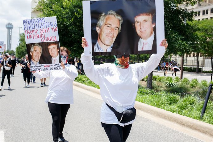Archivo - 14 de junho de 2025, Dallas, Texas, EUA: Duas mulheres segurando imagens de Donald Trump e do traficante sexual condenado Jeffrey Epstein, que cometeu suicídio na prisão, durante o protesto No Kings no centro de Dallas, Texas, no sábado.