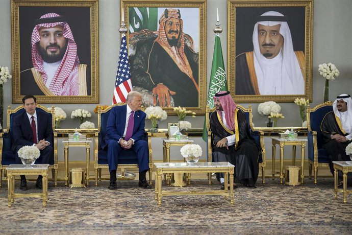 Archivo - 13 de maio de 2025, Riad, província de Riad, Arábia Saudita: O presidente dos EUA, Donald Trump, à esquerda, conversa com o príncipe herdeiro saudita Mohammed bin Salman, à direita, antes de uma cerimônia de café no Palácio Real, em 13 de maio d