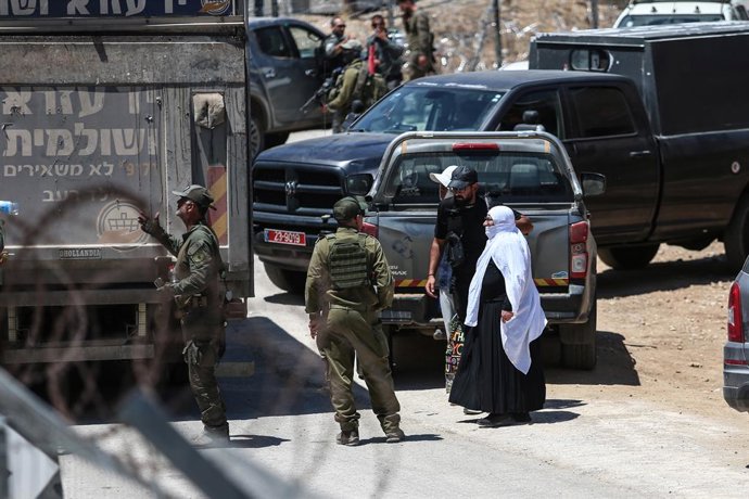July 17, 2025, Majdal Shams, Israel, israel: Syrian Druze return to Syria through the Israeli-Syrian border gate under the watch of Israeli soldiers, as part of a rare cross-border movement near the town of Majdal Shams in the Israeli-occupied Golan Heigh
