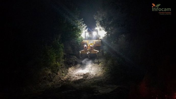 Labores de extinción del incendio originado en Méntrida (Toledo).