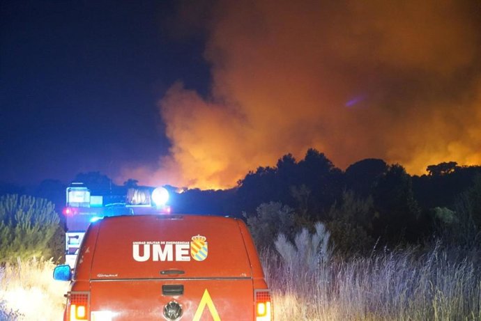 Efectivos de la Unidad Militar de Emergencia trabajan en las labores de extinción del fuego originado en la localidad toledana de Méntrida.