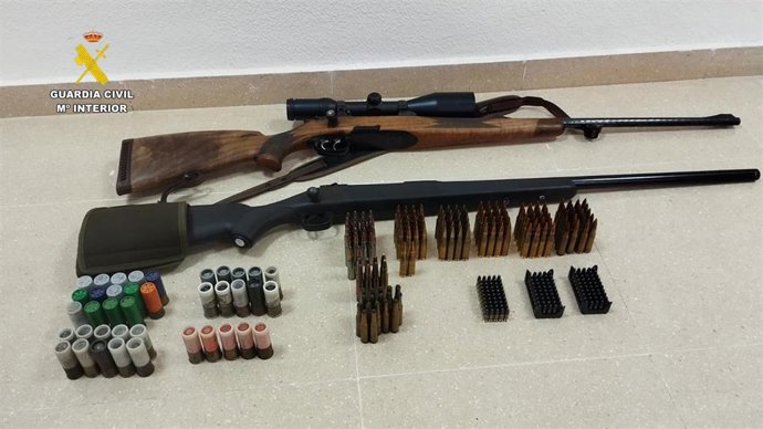 Armas y munición intervenidas por la Guardia Civil en una vivienda de Nacimiento (Almería) donde se localizó una plantación indoor de marihuana
