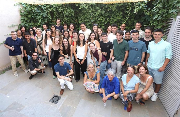 El Patio de la Casa de los Periodistas acogió ayer por la noche el tradicional encuentro entre estudiantes que hacen sus prácticas este verano en los medios de comunicación y algunos periodistas veteranos.