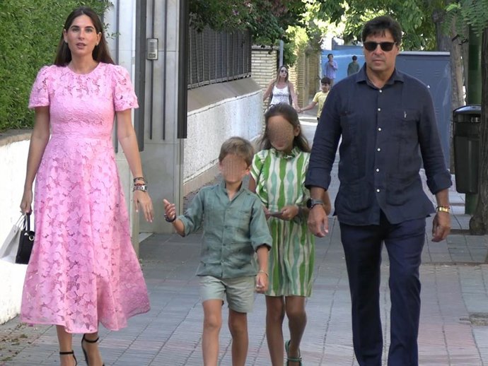 Lourdes Montes y Francisco Rivera llegando al bautizo de su sobrino con sus hijos Carmen y Curro