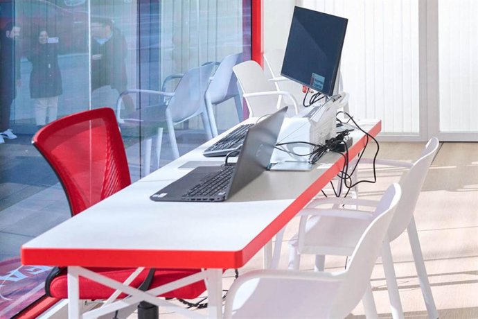 Archivo - Uno de los puestos de asistencia de la unidad móvil de Atención Ciudadana.