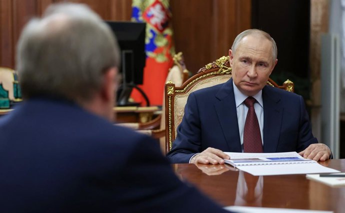 HANDOUT - 15 de julho de 2025, Rússia, Moscou: O presidente russo Vladimir Putin se reúne com o presidente da Academia Russa de Ciências, Gennady Krasnikov, no Kremlin de Moscou. Foto: Mikhail Metzel/Kremlin/dpa - ATENÇÃO: uso editorial apenas e somente s