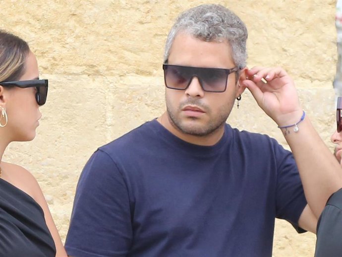 José Fernando Ortega, junto a su hermana Gloria Camila, en el entierro de Michu