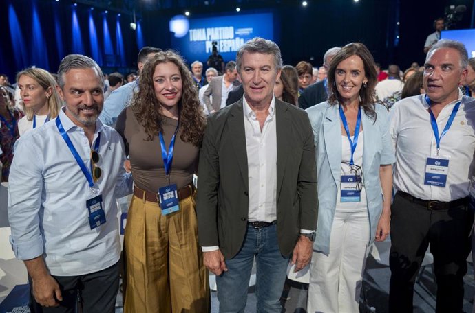 Los vicesecretarios andaluces del PP Juan Bravo y Elías Bendodo (en los extremos izquierdo y derecho de la foto, respectivamente), junto a Ester Muñoz, Alberto Núñez Feijóo y Carmen Fúnez en el Congreso del PP. (Foto de archivo).