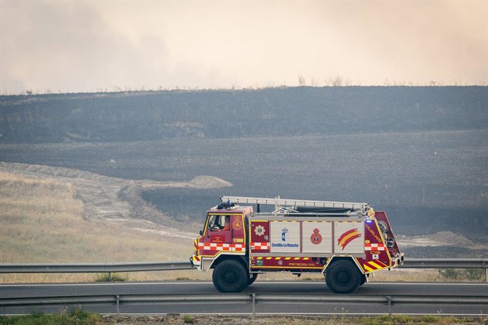 Um carro de bombeiros se dirige ao incêndio, em 17 de julho de 2025, em Navalcarnero, Madri (Espanha). Um incêndio que começou hoje na cidade de Méntrida, em Toledo, na fronteira com a Comunidade de Madri, foi atualizado para o status operacional de Nível
