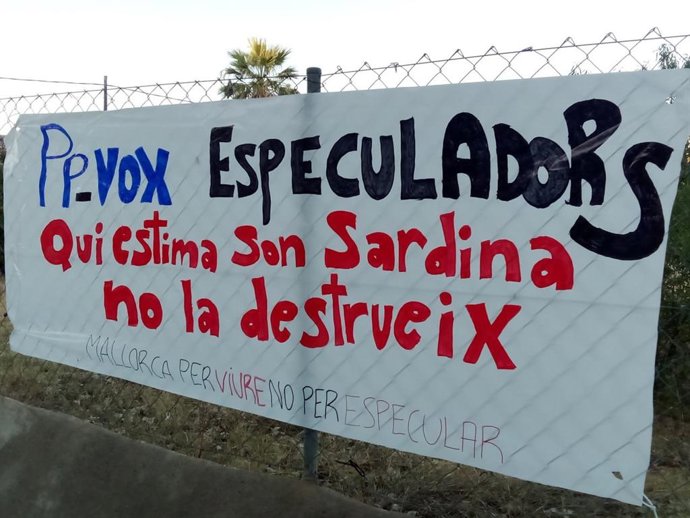 Una de las pancartas de la plataforma Mallorca per viure, no per especular colocada en Son Sardina.