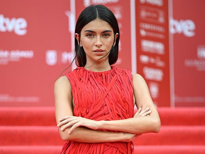 Lucía Rivera posa en la alfombra roja de la II edición de los Premios Academia de la Moda Española