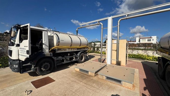 Camión en un dispensador de Santa Eulària