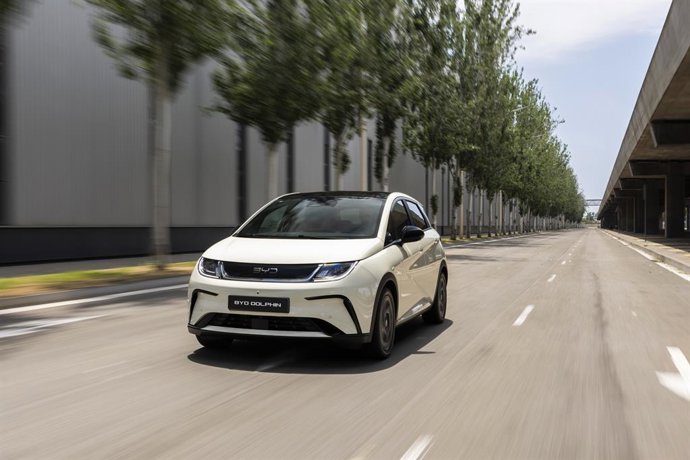 BYD actualiza su Dolphin con un nuevo equipamiento tecnológico y mayor potencia de carga en España.