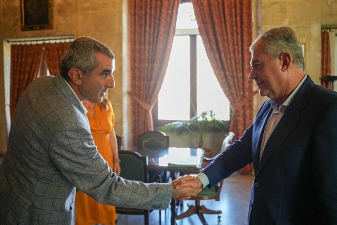 Sanz recibe a la comunidad armenia