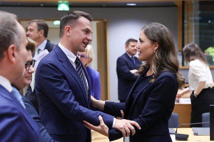 El ministre d'Assumptes Europeus de Polònia, Adam Szlapka, saluda a la seva homòloga danesa, Marie Bjerre.