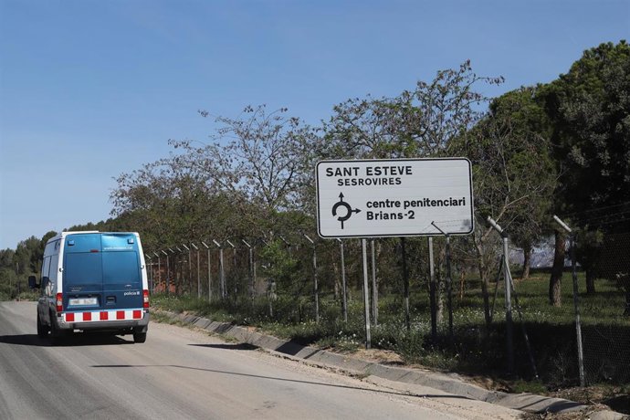 Archivo - Furgoneta de los Mossos d'Esquadra a las afueras del Centro Penitenciario Brians 2, en Sant Esteve Sesrovires, Barcelona