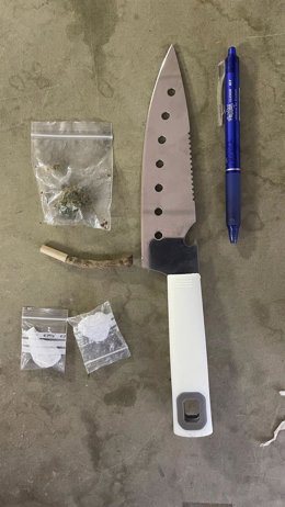 Un cuchillo de unos 30 centímetros, bolsitas de cocaína y de marihuana, efectos intervenidos a un varón en una intervención de la Policía Local de Mijas en La Cala.