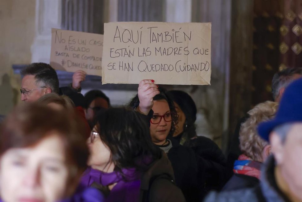 Archivo - Un grupo de personas participan en la concentración a favor de Juana Riva en enero de 2024