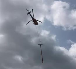 Endesa utiliza un helicóptero para mejorar una línea eléctrica en Sant Feliu de Sasserra (Barcelona)
