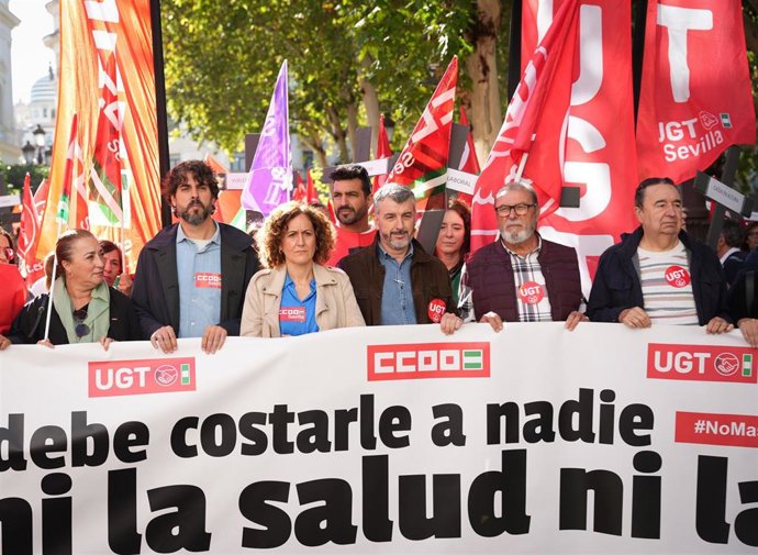 Archivo - Dirigentes de UGT-A y CCOO-A en la manifestación contra la siniestralidad laboral.