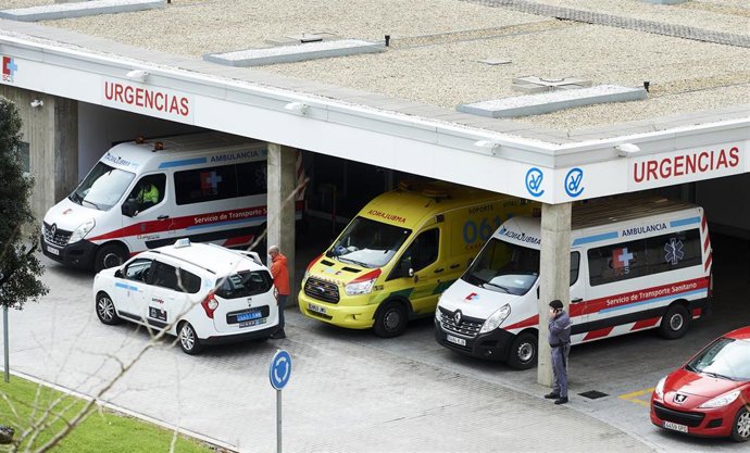 Archivo - Ambulancias en Valdecilla