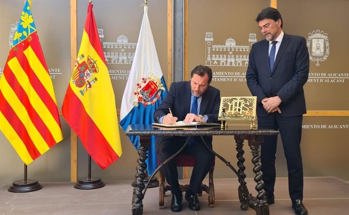 Archivo - El ministro de Transportes y Movilidad Sostenible, Óscar Puente (i), y el alcalde de Alicante, Luis Barcala (d), en una imagen de archivo en el Ayuntamiento de Alicante