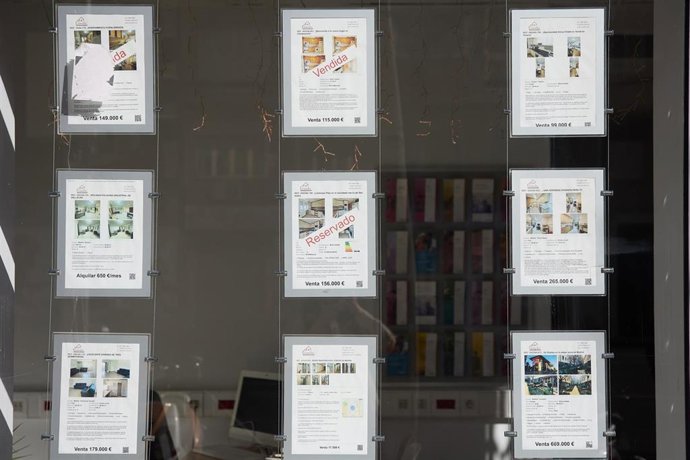 Archivo - Arquivo - Anuncios de pisos en venda nunha inmobiliaria, en Madrid (España)