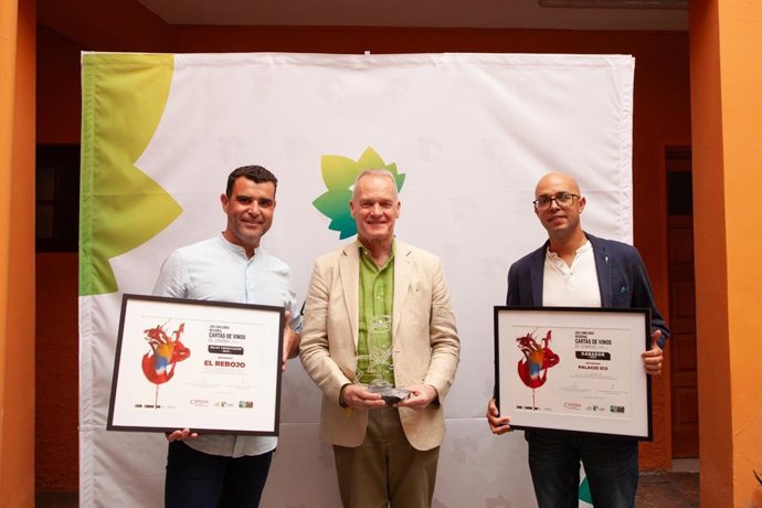 El propietario del restaurante El Rebojo, Francisco Mejías, el periodista y crítico de vinos Tim Atkin, ahora embajador de la DO Islas Canarias y el sumiller del restaurante Palacio Ico, Iván Monreal, premio a la mejor carta de vinos de Canarias.