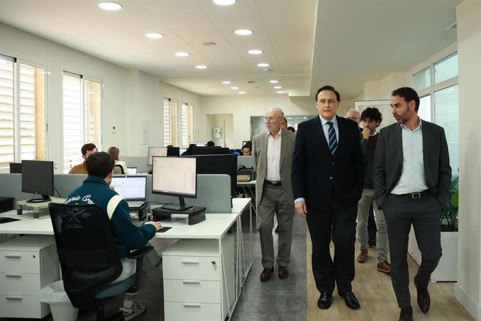 Archivo - El consejero de Universidad, Investigación e Innovación, José Carlos Gómez Villamandos, durante su visita a las instalaciones de la empresa tecnológica Galgus. 