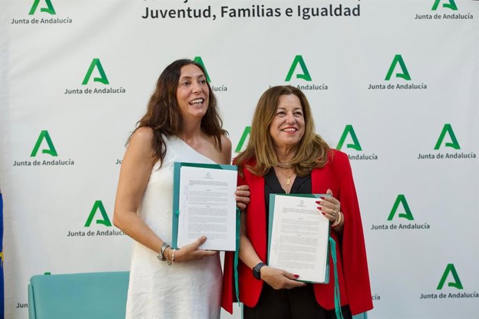 Las consejeras de Desarrollo Educativo y Formación Profesional, María del Carmen Castillo, y de Inclusión Social, Juventud, Familias e Igualdad, Loles López, han firmado un acuerdo de colaboración para fomentar e impulsar la Formación Profesional.