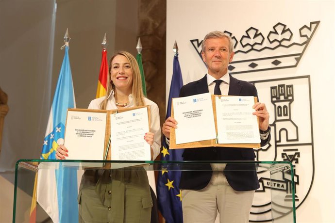 La presidenta de la Junta de Extremadura, María Guardiola, y el presidente de la Xunta de Galicia, Alfonso Rueda, firman una declaración institucional