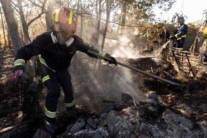 Dos bomberos de la Comunidad de Madrid trabaja en labores de extinción del incendio, en las inmediaciones de la urbanización Calypo Fado a 18 de julio de 2025, en Navalcarnero, Madrid (España).