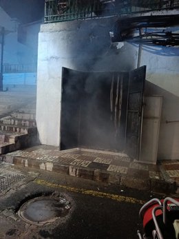 Centro de transformación de electricidad calcinado en Pinos Puente